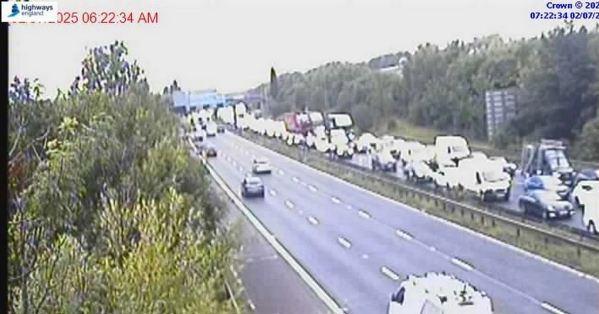 LiveM60 LIVE: Traffic chaos as major crash leaves drivers trapped on busy motorway