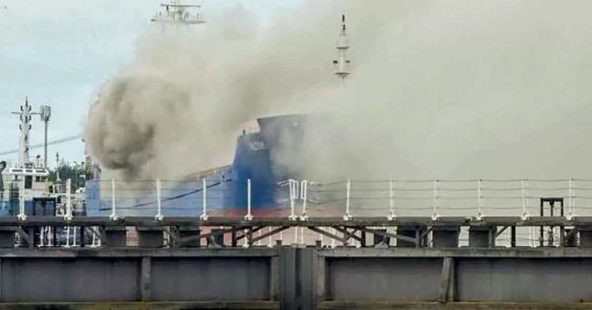 Hull fire: Huge blaze on ship causes thick plume of smoke to engulf city centre
