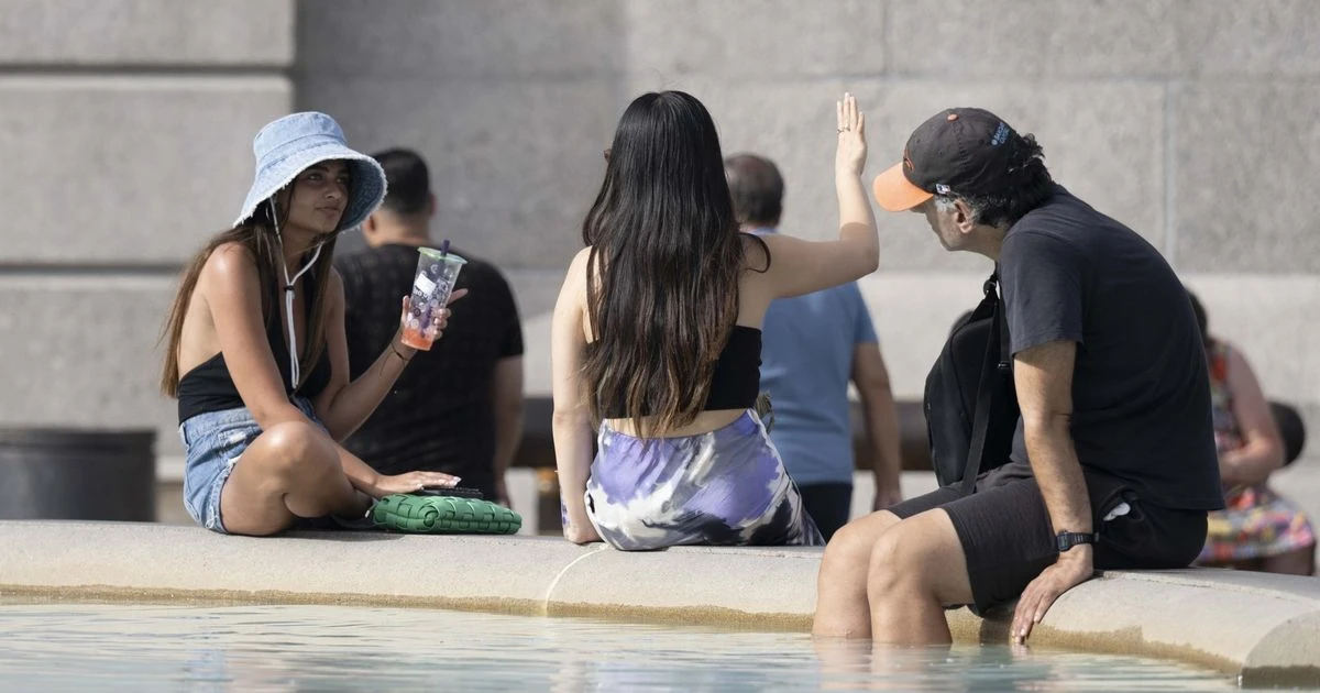 BREAKING: Yellow heat health alert issued as Brits warned 'take precautions' to stay safe