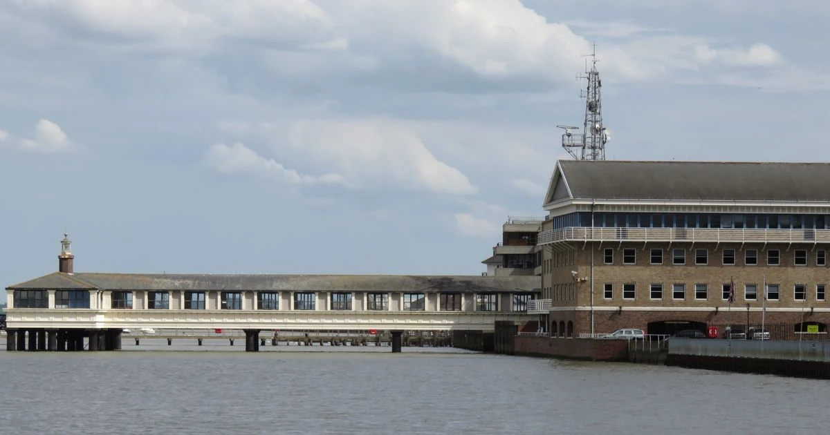 LiveThames search LIVE: Girl missing in river after kids get into difficulty in water