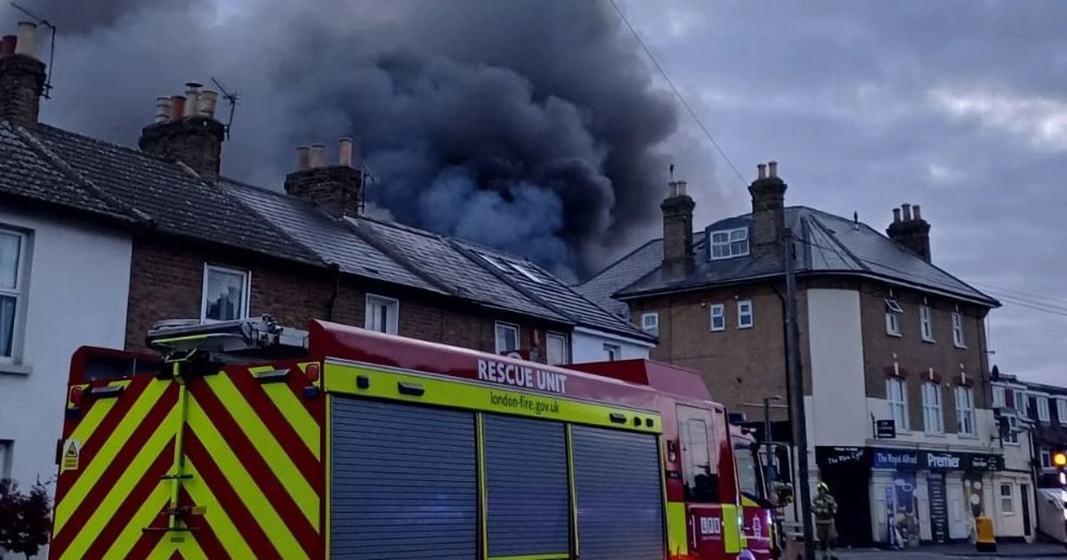 Erith fire: Residents warned to keep doors and windows shut as blaze roars