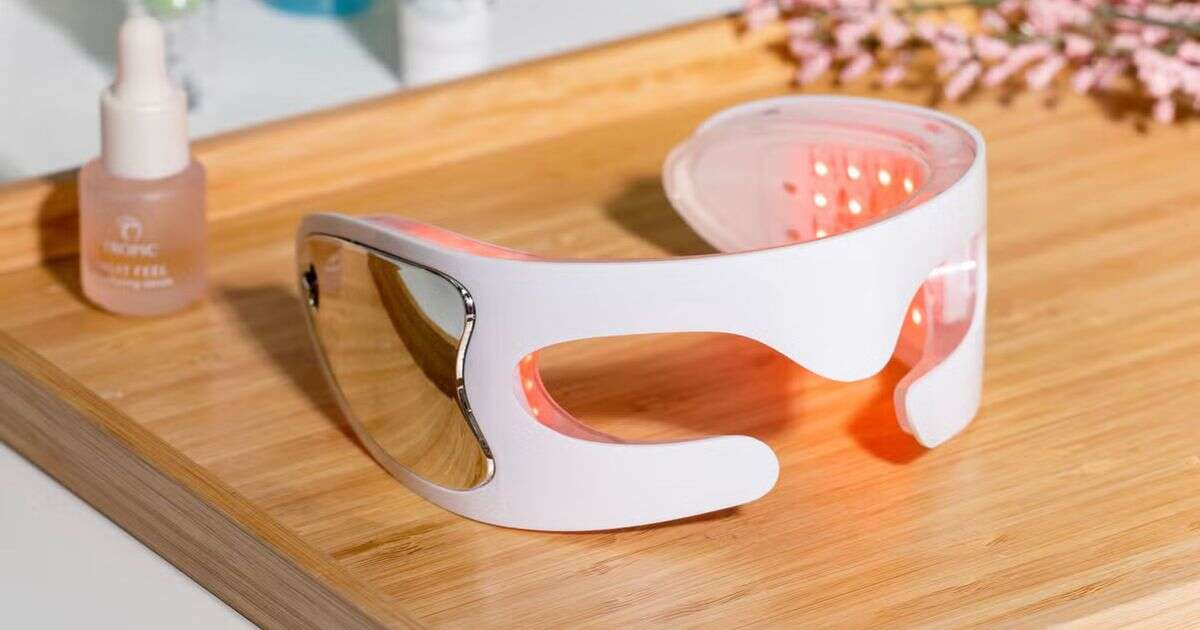 Clever LED goggles that are much cheaper than a mask reduce crow's feet and frown lines