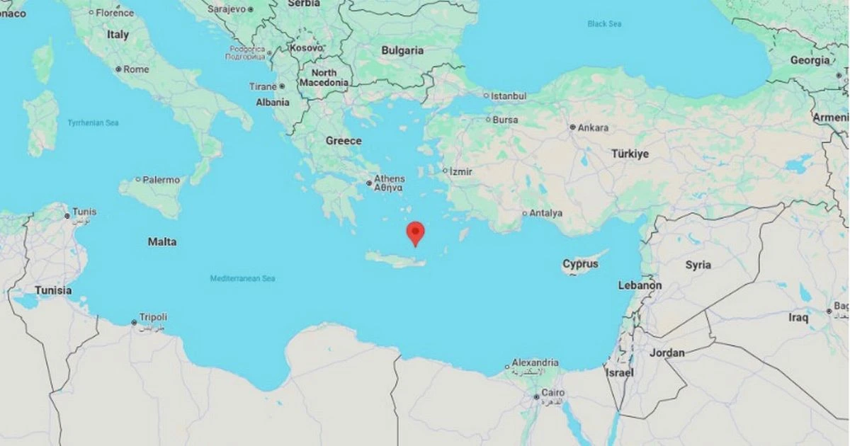 LiveCrete earthquake: Tourists ordered to 'move away from the coast' amid tsunami warning