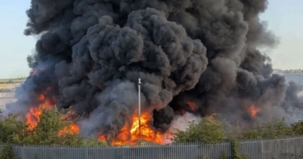 LiveRushden fire LIVE: Huge plume of smoke seen for miles amid massive blaze