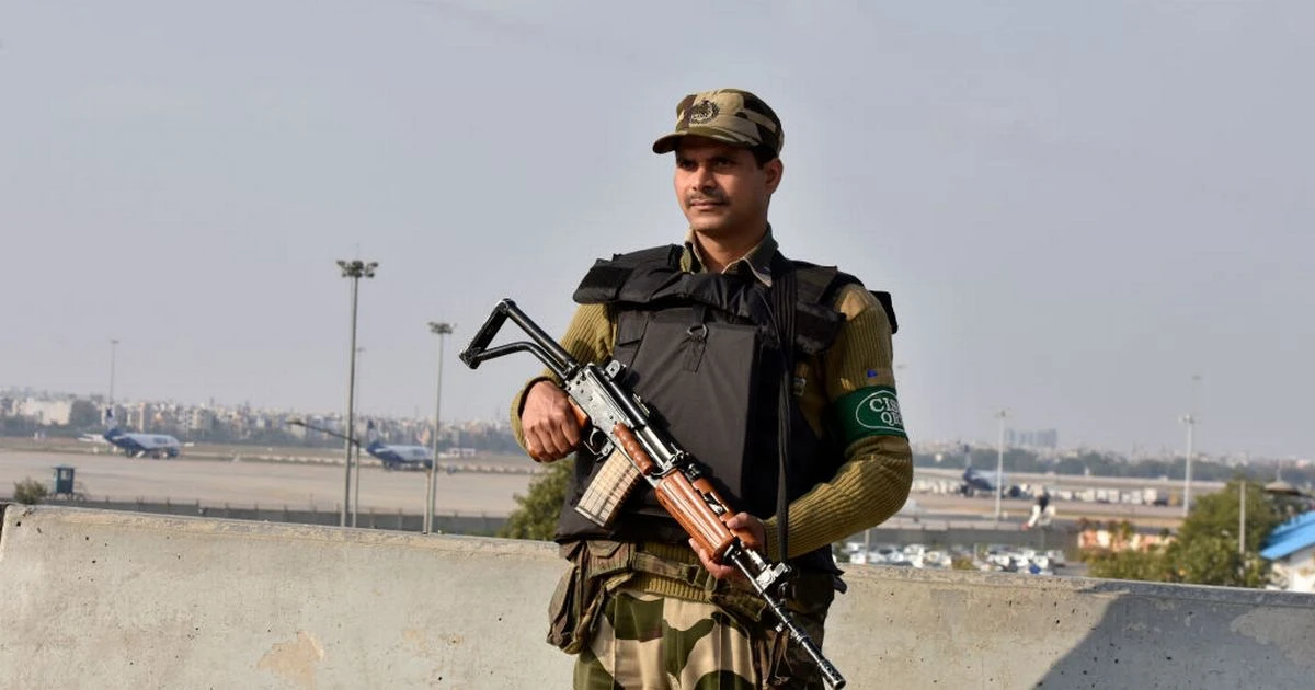 Ten explosions heard near Kashmir airport as India and Pakistan exchange fire