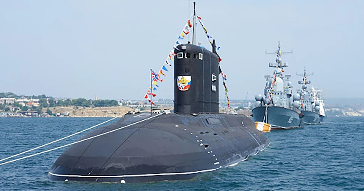 Russian nuclear weapons sub 'issues major alert' in Mediterranean