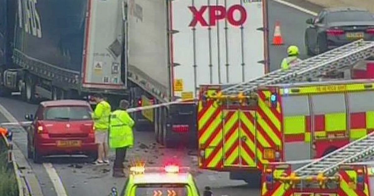 LiveM4 closed LIVE: Motorway closed after lorry crash as drivers face Heathrow delays