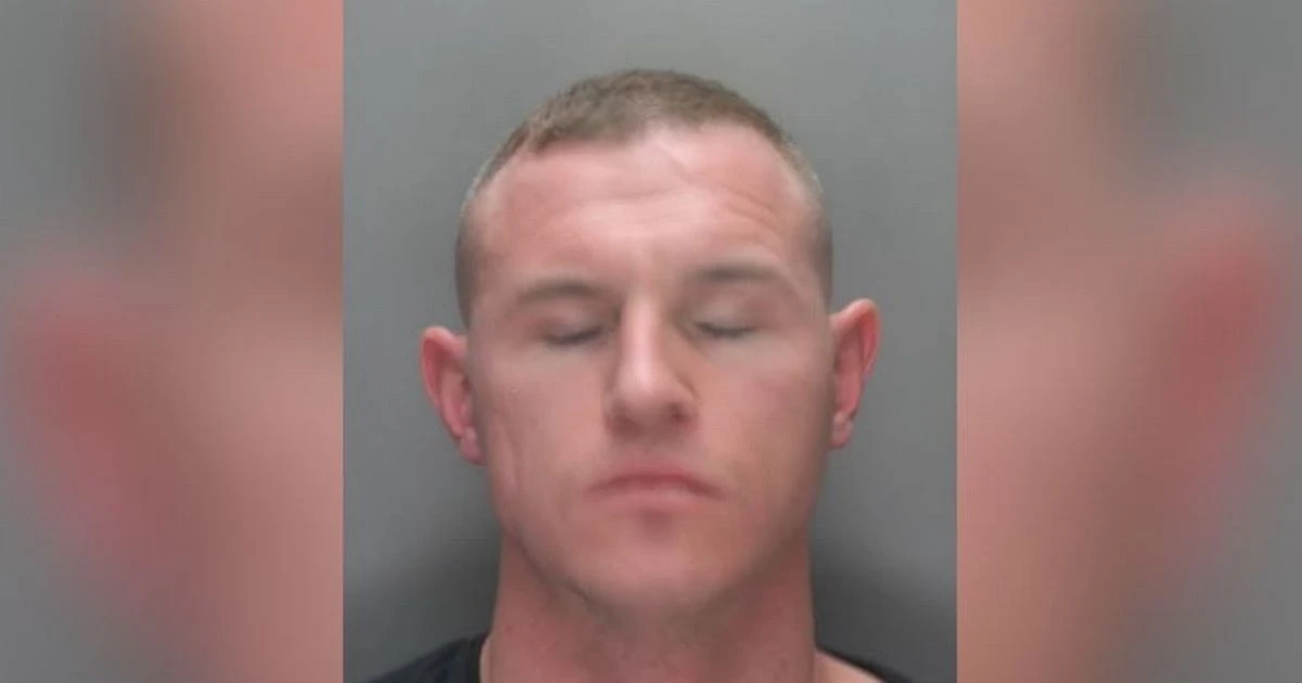 On-the-run prisoner with gun down his trousers tried to sell drugs to undercover cop