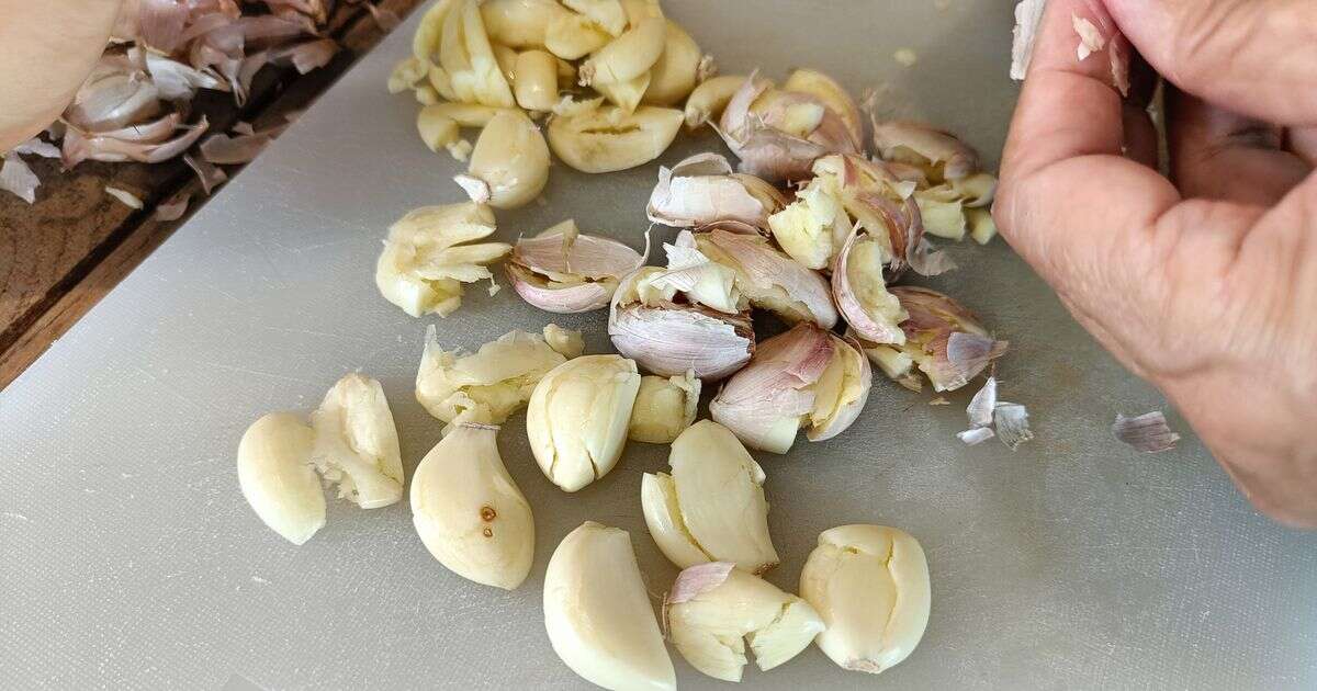 Make garlic bread using alternative ingredient in just four minutes using air fryer