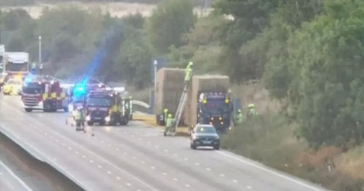 LiveM25 closure LIVE: Major UK motorway rush hour chaos as fire rips through lorry