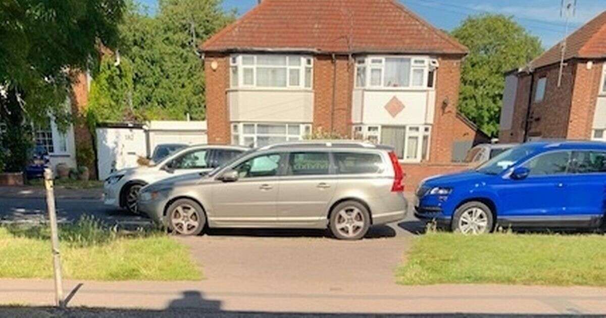 Homeowner furious after car blocks her driveway for a whole dayParking rows