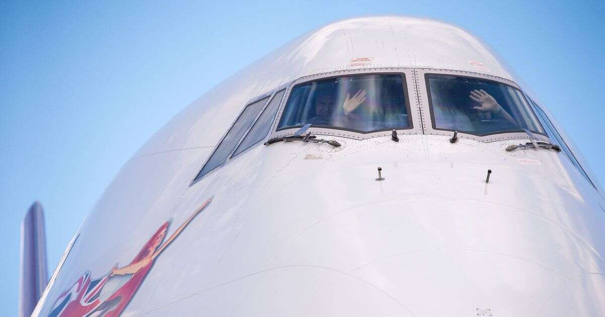 Boeing jet forced to turn tail after windscreen cracks at 40,000 feet