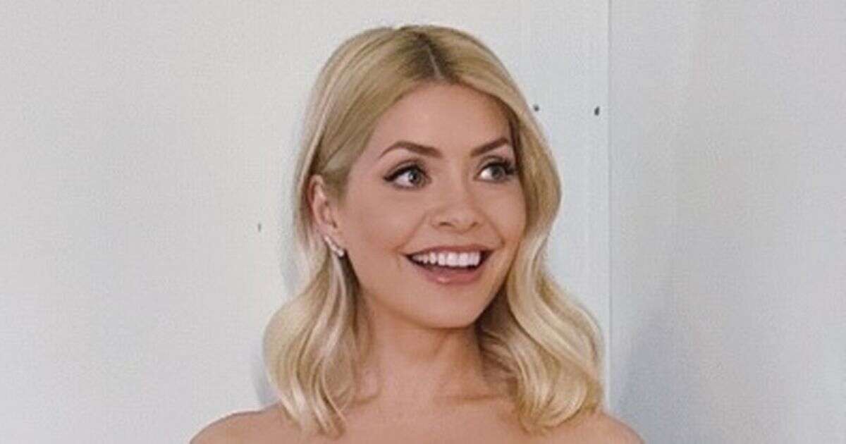 Dancing On Ice's Holly Willoughby leaves fans gobsmacked with 'gorgeous' appearance