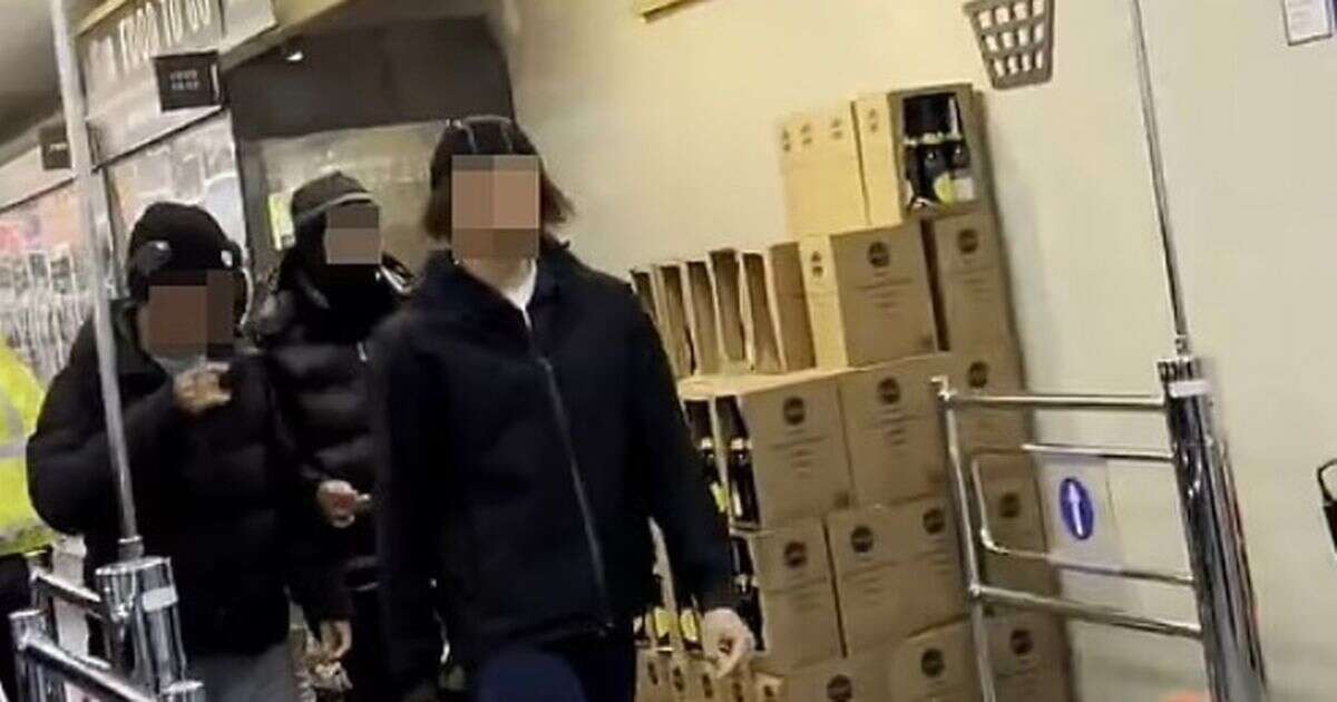 Shocking moment gang of teens barge past Aldi security to steal bunches of flowers