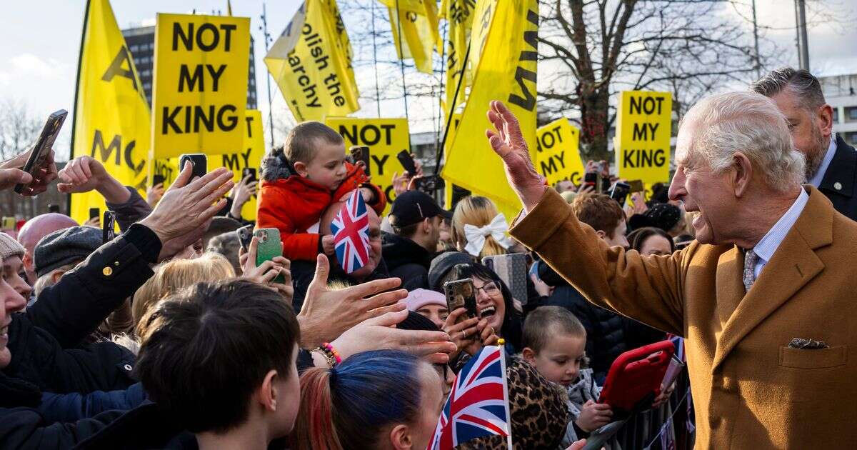 King Charles' defiant act leaves crowds stunned as he faces down protestors