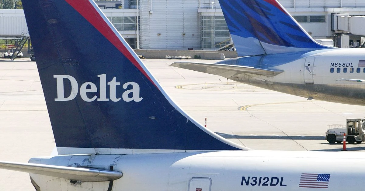 Passengers tackle off-duty attendant filmed 'vowing to bring plane down over intercom'
