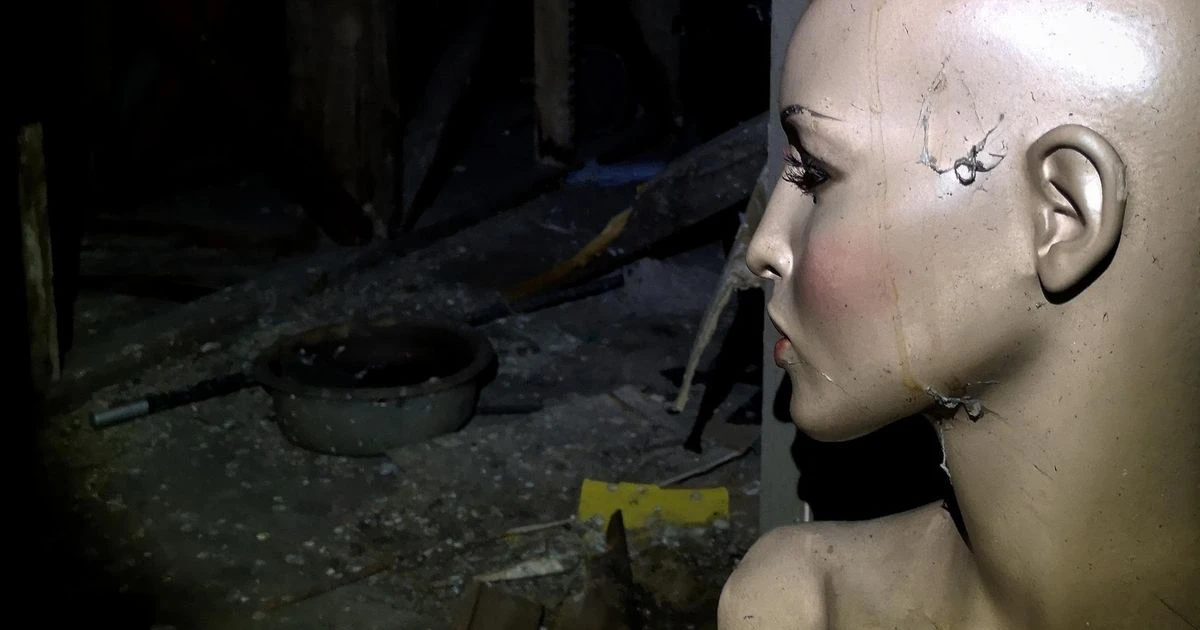 Inside creepy mansion covered with black mould which was abandoned 10 years ago