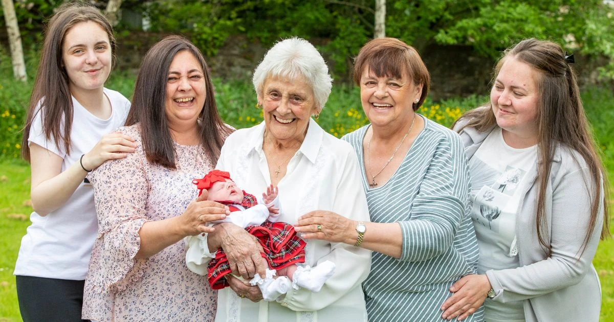 Mum-of-8 has 90 grandchildren in only UK family with 6 generations alive at same time