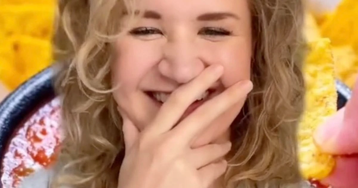 Woman orders chips and salsa at restaurant but can't stop laughing over what she's given