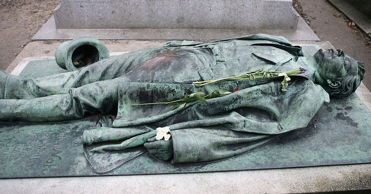 Reason why ordinary man's grave turned into symbol of love - and thousands visit each year