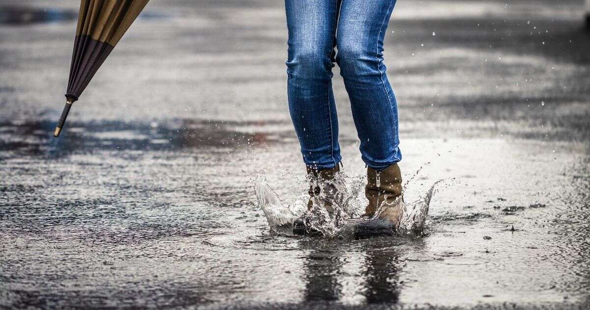 What are the best shoes to wear in a storm? Fabrics to avoid and the type of sole that gives grip