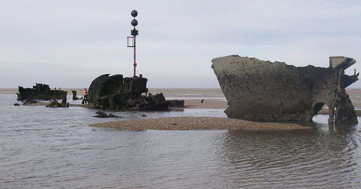 Holidaymaker dies trying to walk to shipwreck with granddaughter at UK beach