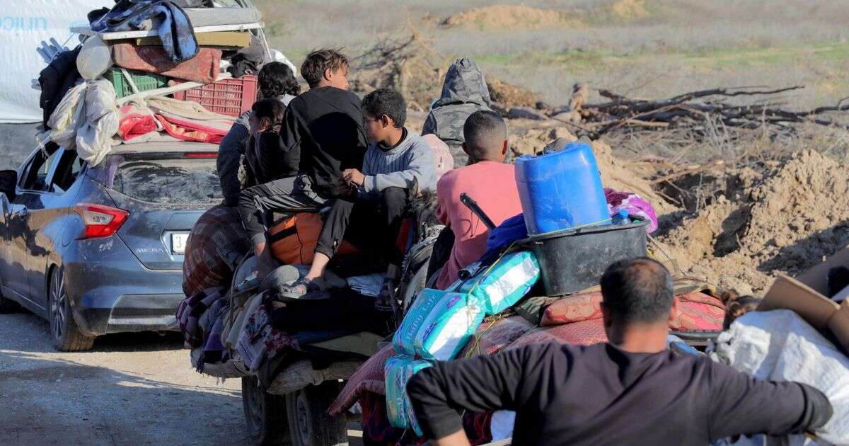 Palestinians drive in goods-stuffed cars battered by war as they return home