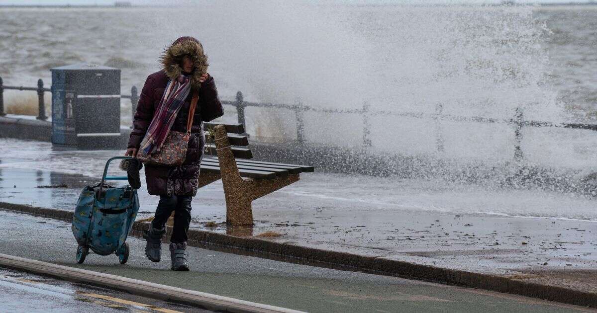 BREAKING: Met Office issue Amber wind warning as 'injuries and danger to life' gales likely in UK this weekendMet Office