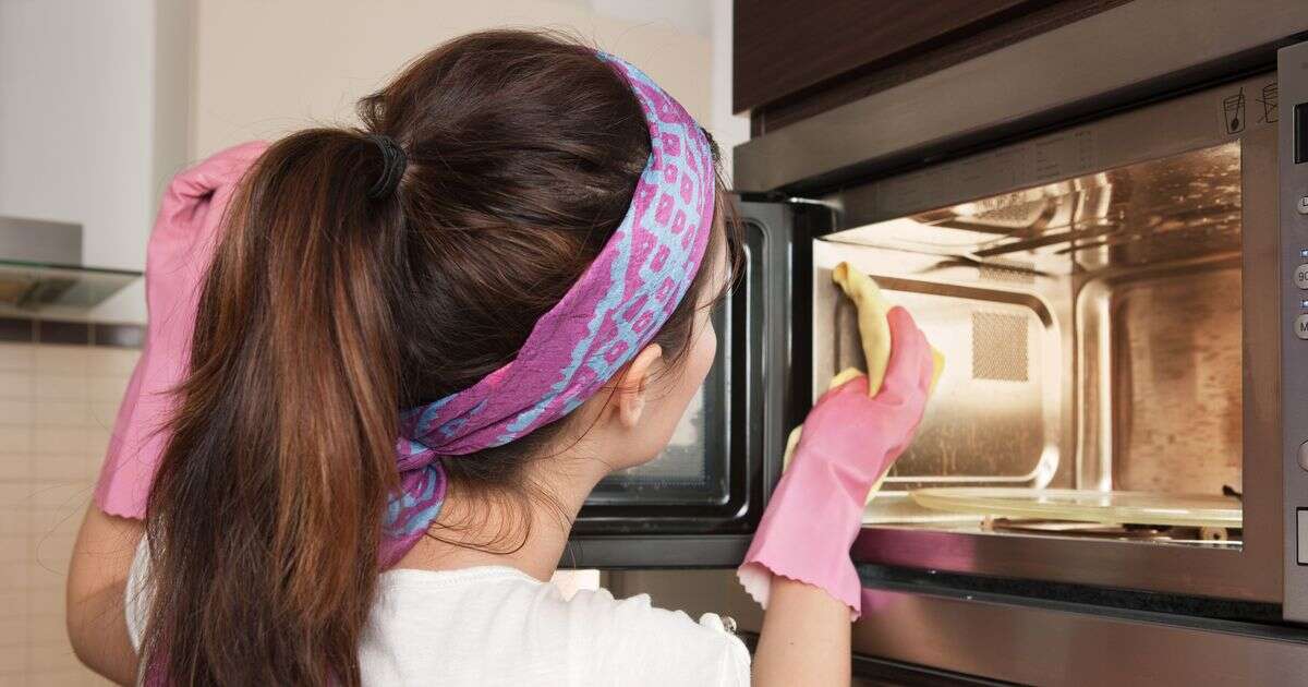 ‘Incredibly easy’ way to get rid of grease on oven doors - without using vinegar