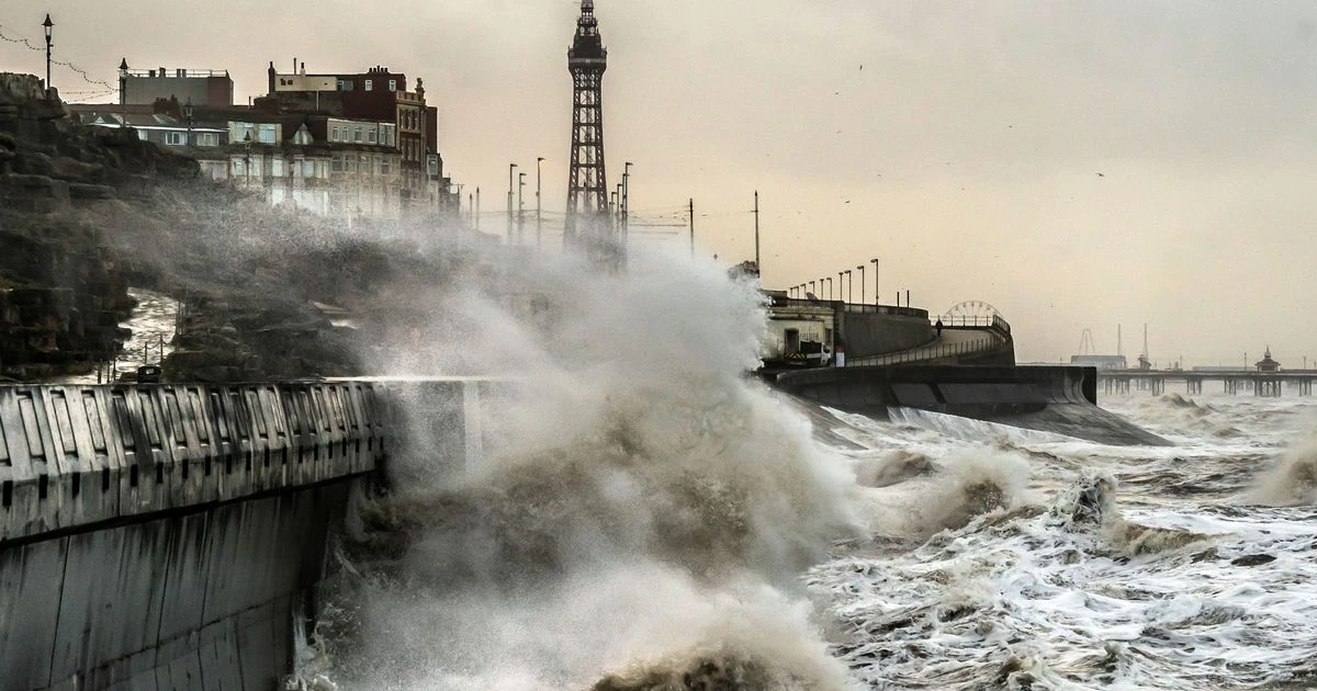 UK weather: Met Office issues thunderstorm asthma warning as Brits urged to stay indoors from Sunday