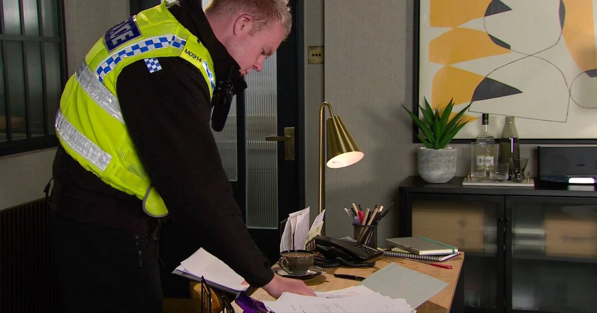 Coronation Street's Craig Tinker blackmailed by Ray after discovering villainous plan