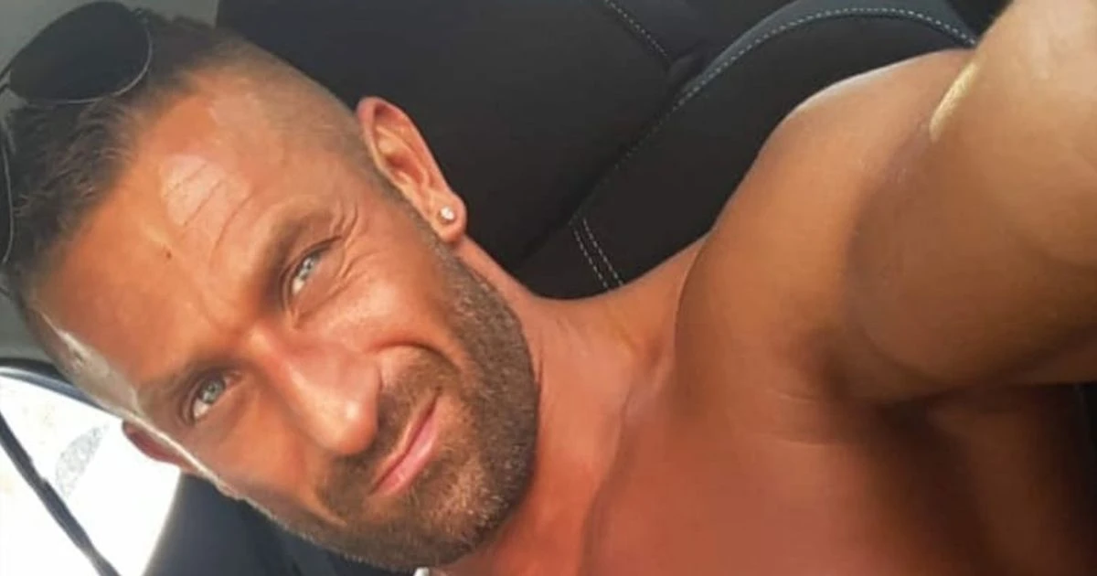 Sunbed addict claims he's bedded 100 women - thanks to his tanned body