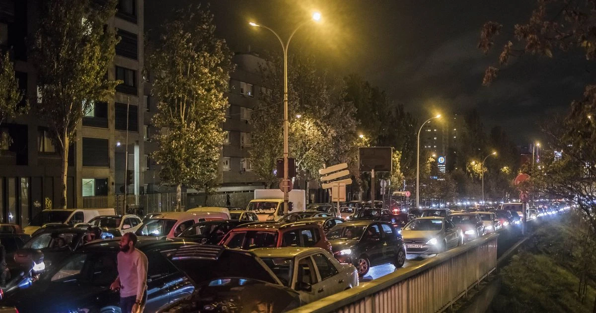 Paris gridlocked as thousands flee and shops are raided ahead of second lockdown