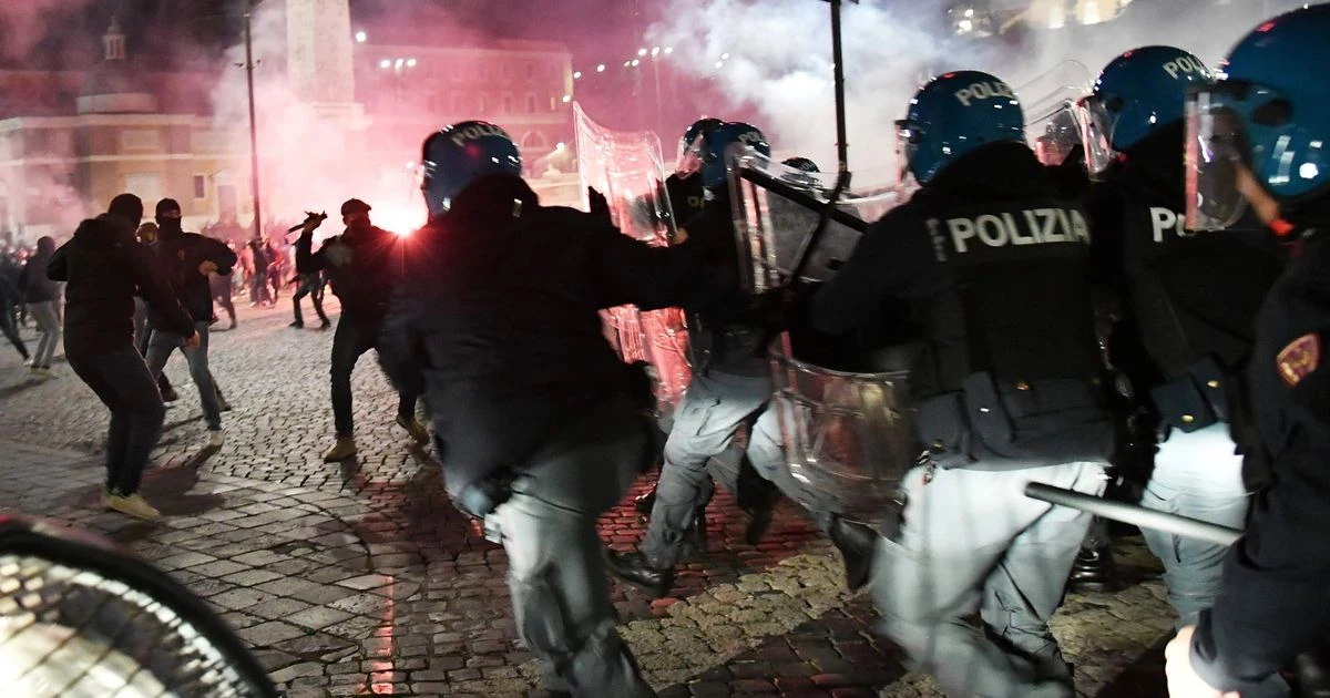 Second night of coronavirus lockdown riots in Italy as protesters clash with Rome police