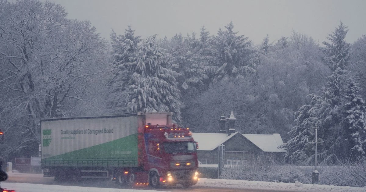 UK weather: Heavy snow causes chaos as up to 12inches falls and schools forced to close