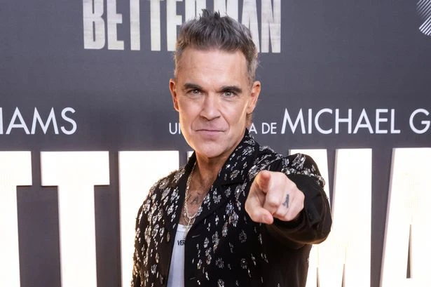 Robbie William begs Oasis to let him entertain fans on their mega reunion tour