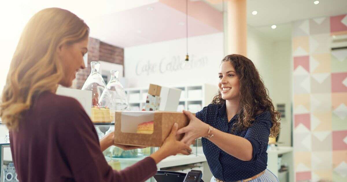 Customer praised for 'beautiful' response to bakery's birthday cake failBirthday party