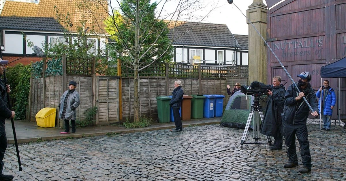 Corrie's oldest actors Bill Roache and Barbara Knox resume filming after lockdown break