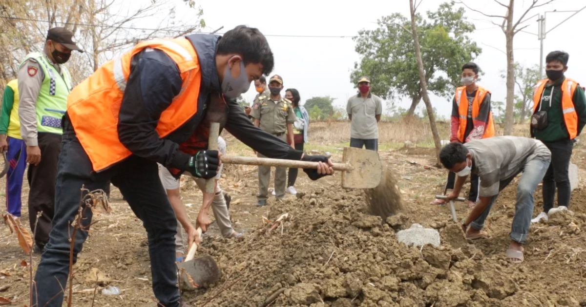 Coronavirus face mask rule breakers forced to dig graves and 'climb into coffins'