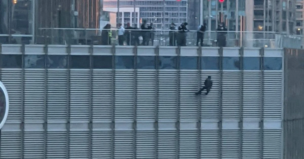 Man dangles from 16th floor of Trump Tower by rope 'demanding to speak to US President'