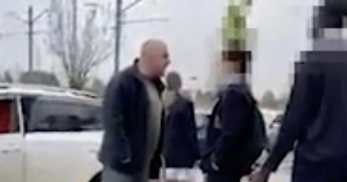 Dad's furious rant at teen not wearing mask outside school despite not wearing one