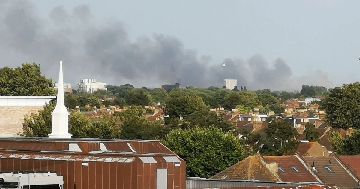 LiveDagenham fire LIVE: London locals evacuated as blaze sparks 'shut windows' warning