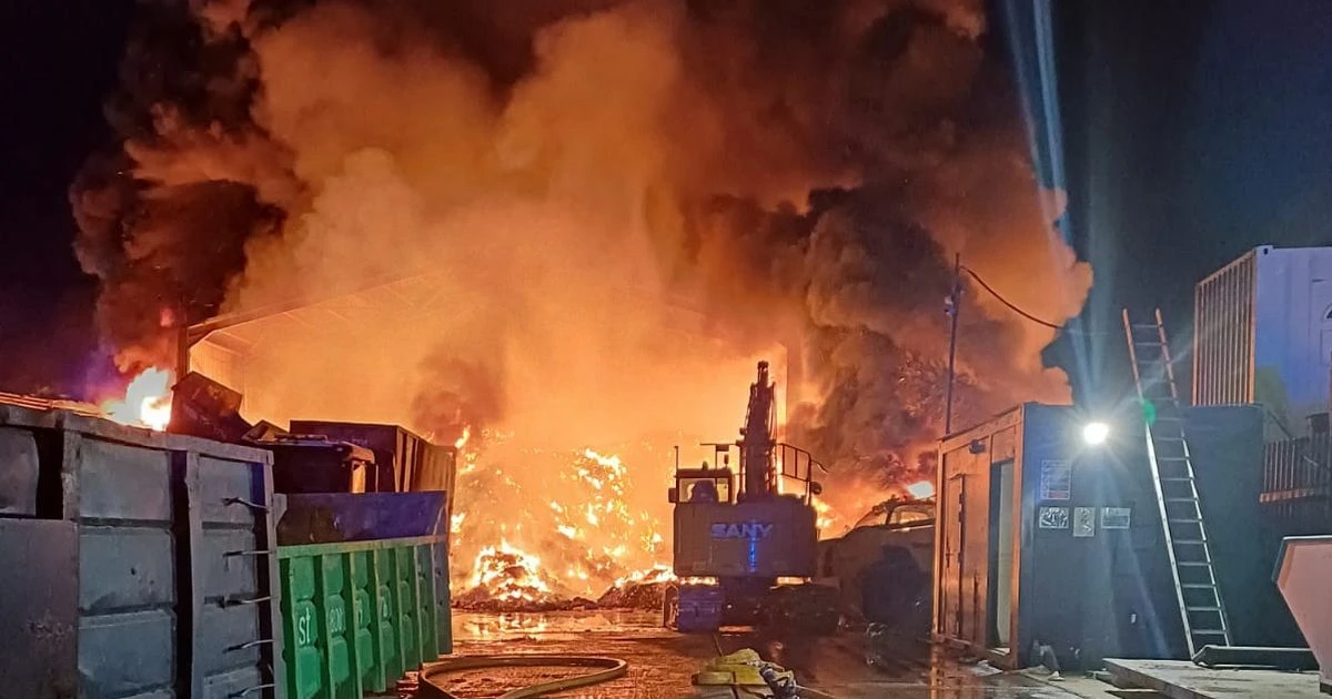 LiveErith fire LIVE: Warehouse, crane and vehicles on fire at London industrial estate