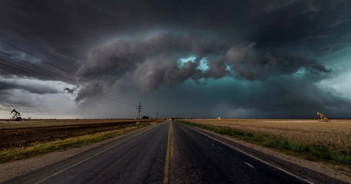 LiveAlabama tornado LIVE: 'Deadly' tornado downs power lines as it approaches major US city