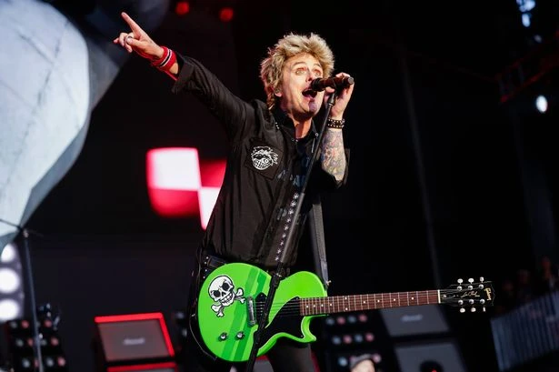 Green Day brings Oasis fan onto stage to play song and it goes very wrong