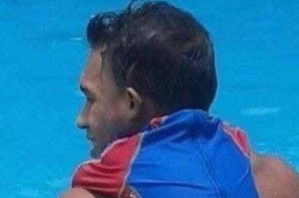 Photo of dad in swimming pool baffles people – can you spot what's wrong?