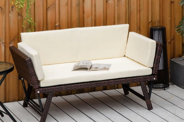 Shoppers snap up 'comfortable and pretty' rattan 2-in-1 daybed and sun lounger
