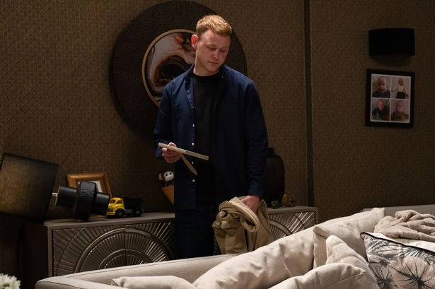 ITV Emmerdale fans 'work out' real identity of newcomer Mike and Vinny Dingle should be worried