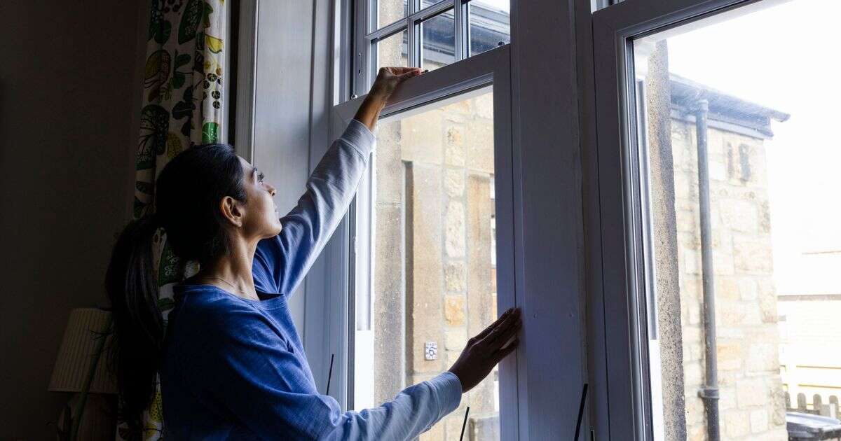 Met Office warns everyone in Britain to shut their curtains at 4.30pm as the mercury plummetsMet Office