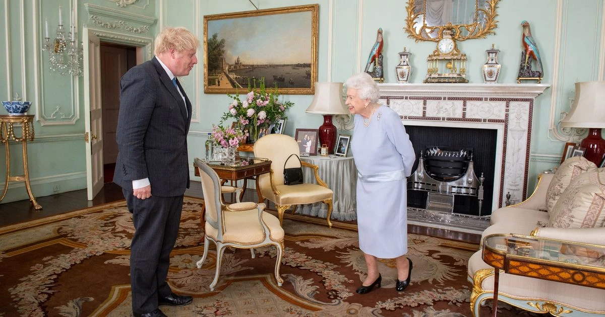 Queen uses handbag to send staff secret message about Boris Johnson at latest meeting